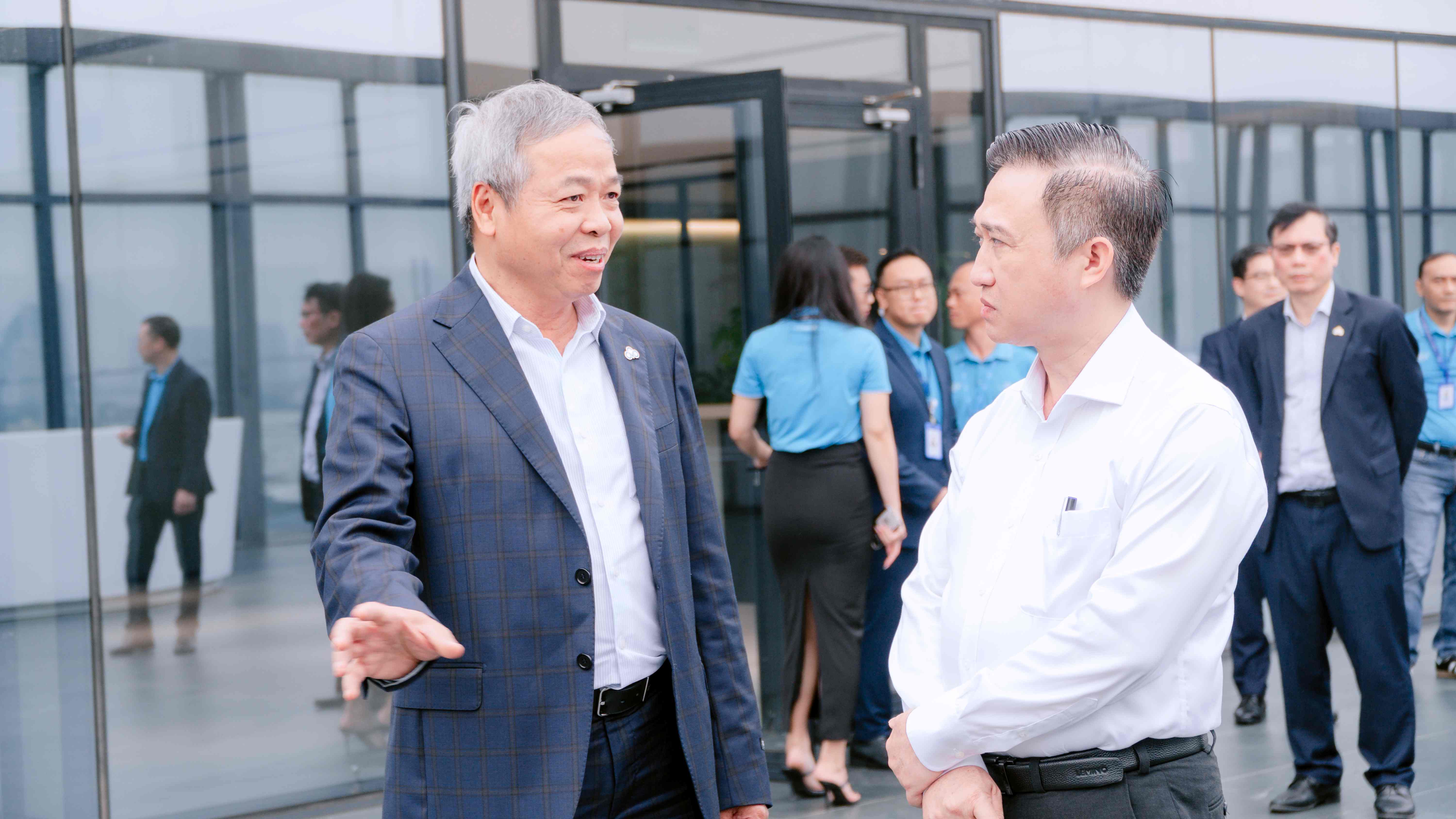 THE STANDING BOARD OF THE HO CHI MINH CITY PARTY COMMITTEE WORKS WITH CMC, HEARS PROPOSALS TO BOOST DIGITAL INFRASTRUCTURE, AI T